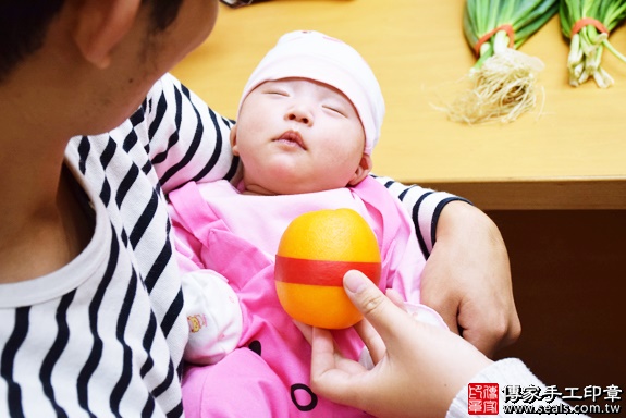 剃胎毛、滿月剃頭、嬰兒剃頭、嬰兒理髮、嬰兒剃髮、嬰兒剃胎毛、嬰兒滿月剃頭、寶寶剃頭、剃胎毛儀式、剃胎毛吉祥話、滿月剃頭儀式、滿月剃頭吉祥話、寶寶剃胎毛、寶寶滿月剃頭理髮、台中市北區剃胎毛、台中市北區滿月剃頭、台中市北區嬰兒剃頭剃胎毛、台中市北區嬰兒理髮、台中市北區嬰兒剃髮、施寶寶(台中市北區嬰兒寶寶滿月剃頭理髮、免費嬰兒剃胎毛儀式吉祥話)。中國風會場，爸媽寶貝免費穿「日中韓」古裝禮服。專業拍照、DVD光碟、證書。★購買「臍帶章、肚臍章、胎毛筆刷印章」贈送：剃頭、收涎、抓周，三選一。2016.01.17 照片9